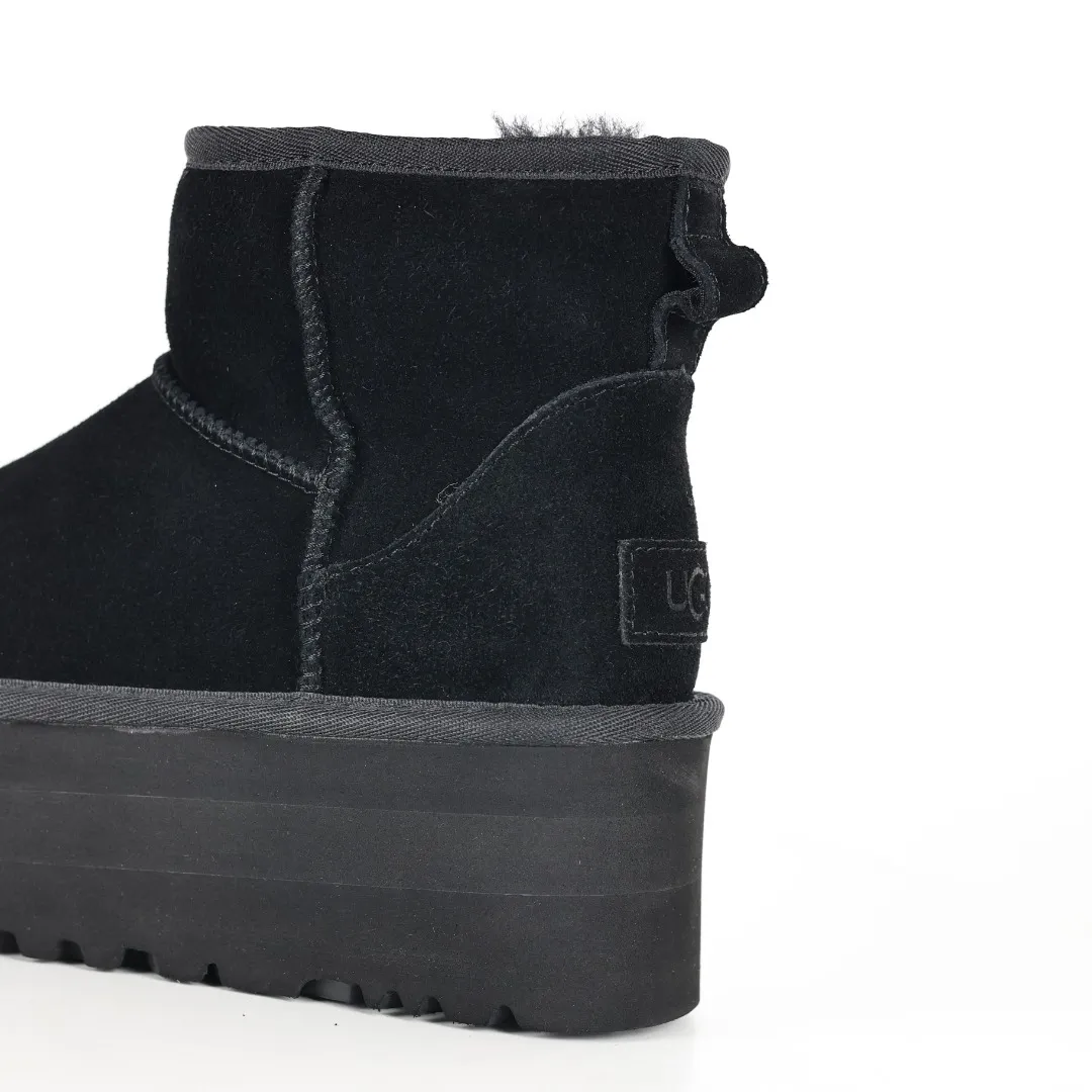 Pick up locally 💰580 Core recommended good price It is a very suitable choice for home furnishings. In the new year, uug launched a series of styles, which are partial to the preferences of young consumers and have also moved to the forefront of fashion trends. Shoe body material: water-repellent coated suede upper, 17 mm UGGPURE™ implantable wool insole, lightweight non-slip and comfortable rubber outsole, with brand LOGO and trademark, with full packaging Size: 35 36 37 38 39 40